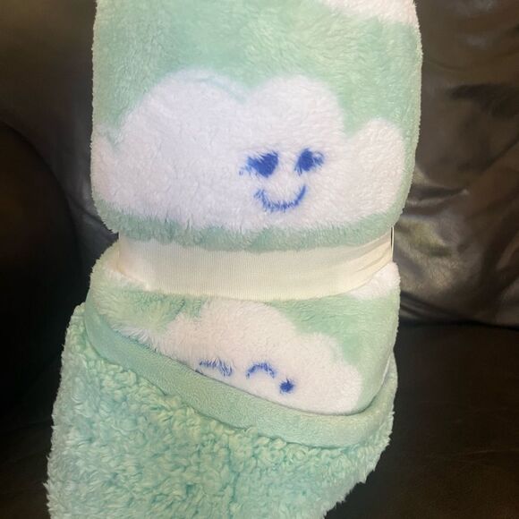 The Big One Kids Happy Cloud Sherpa Throw in Light Turquoise 50" by 60" - Picture 6 of 10